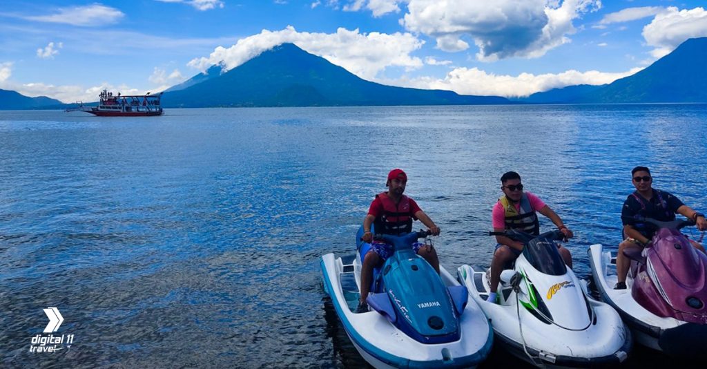 Motos acuáticas en Panajachel, Lago Atitlán, Guatemala